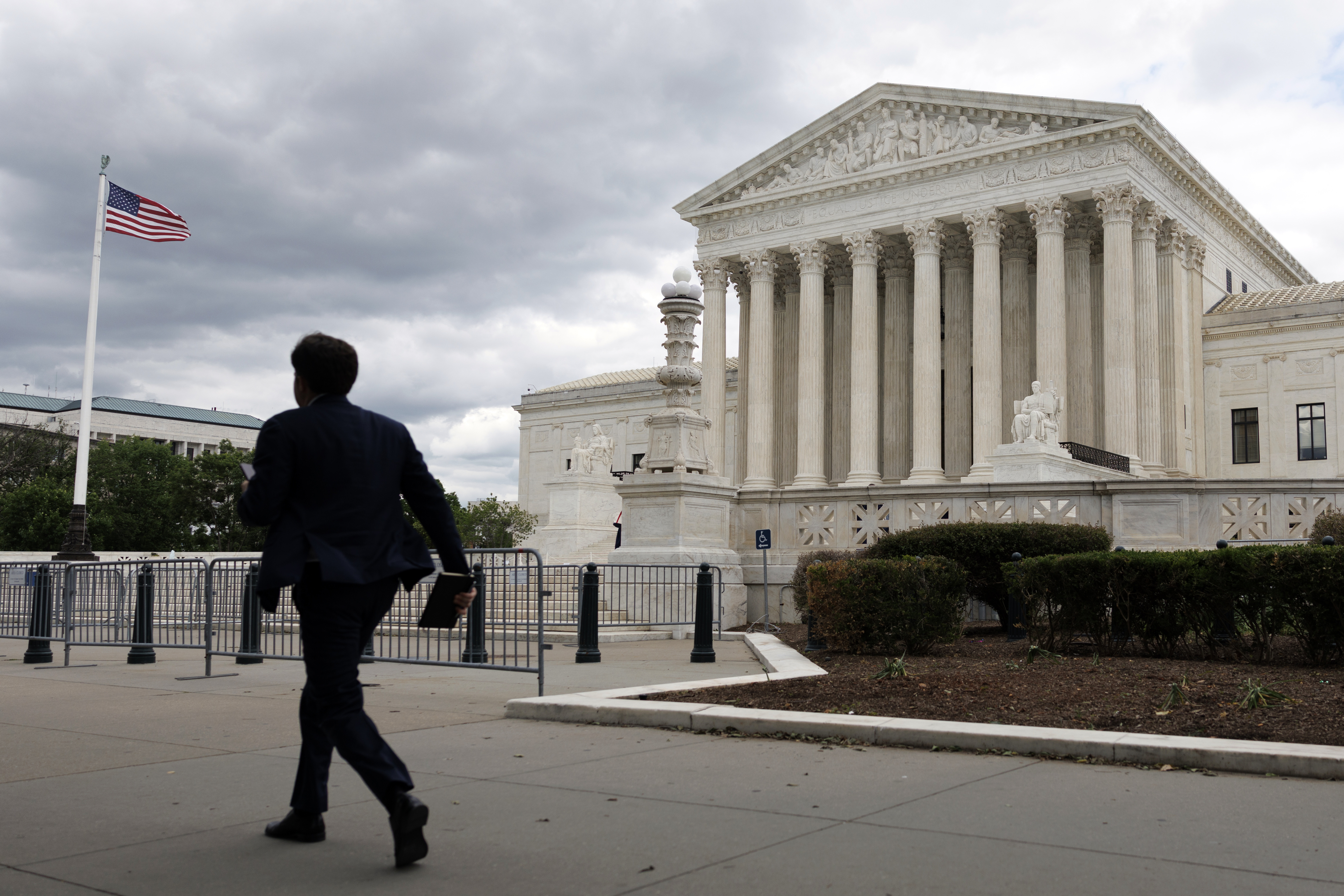 Corte Suprema frena el intento de Trump de restringir el voto por correo