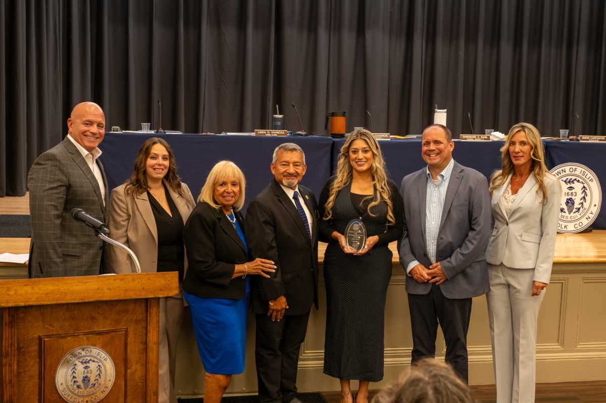 El Town de Islip celebra el "Mes de la Herencia Hispana" y honra a hispanos destacados