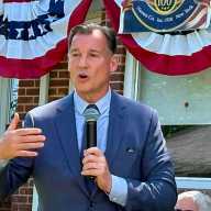 Suozzi lanza su campaña de reelección con un "Plan de Asequibilidad Estadounidense" de 5 puntos