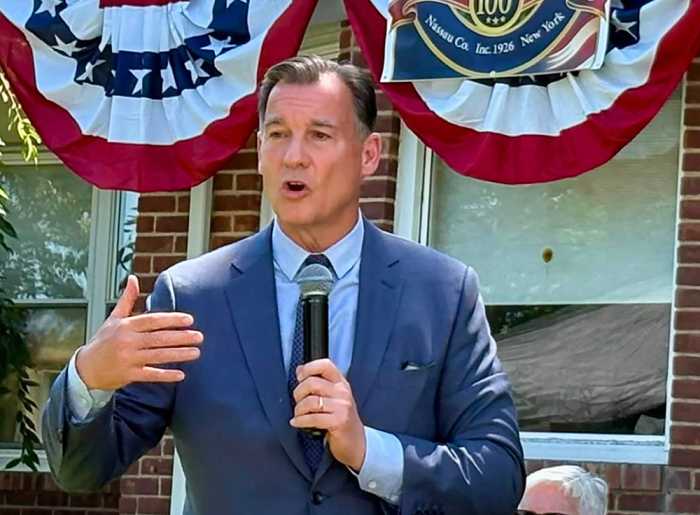 Suozzi lanza su campaña de reelección con un "Plan de Asequibilidad Estadounidense" de 5 puntos