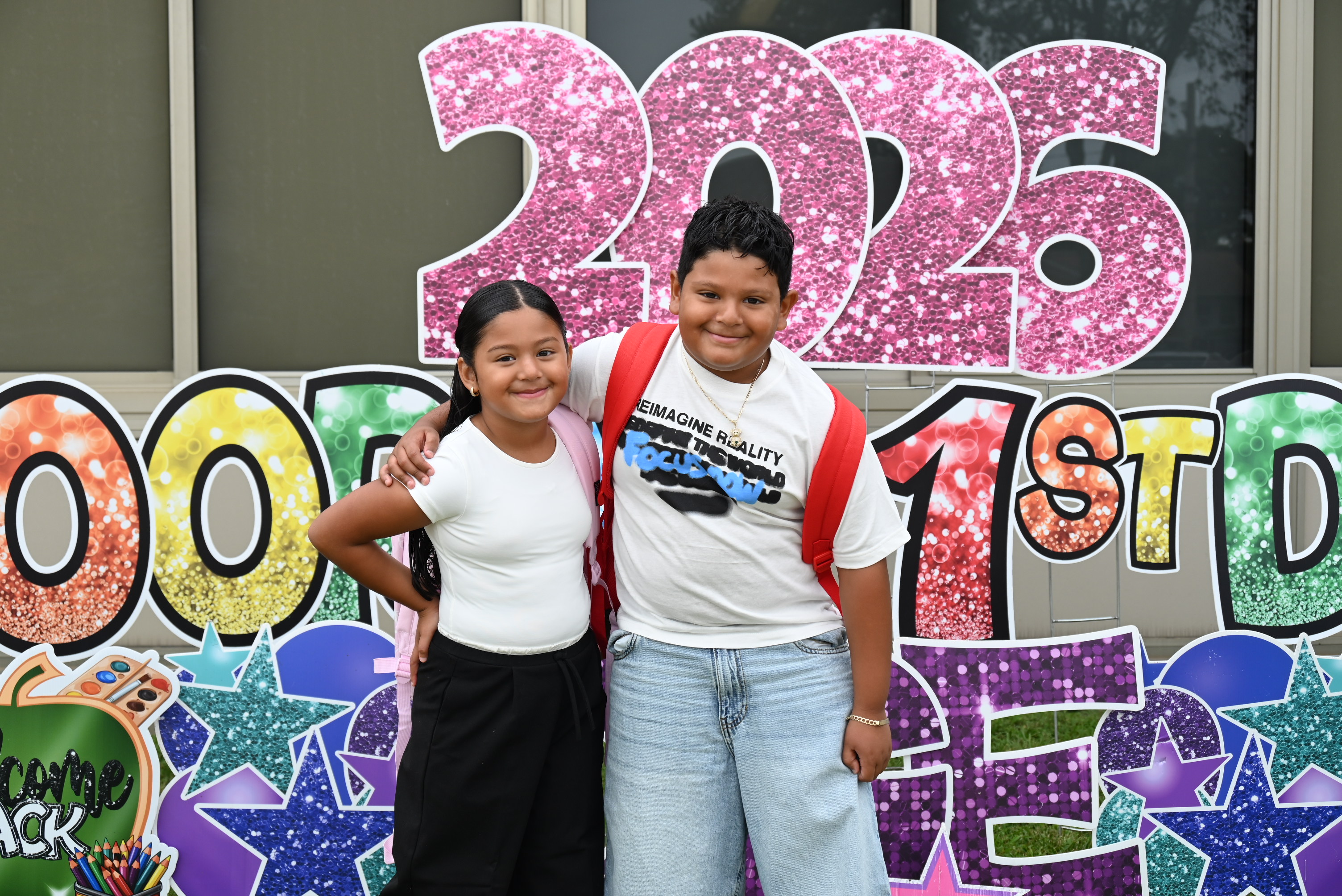 Sonrisas e ilusión en inicio del nuevo año escolar en las escuelas de Copiague