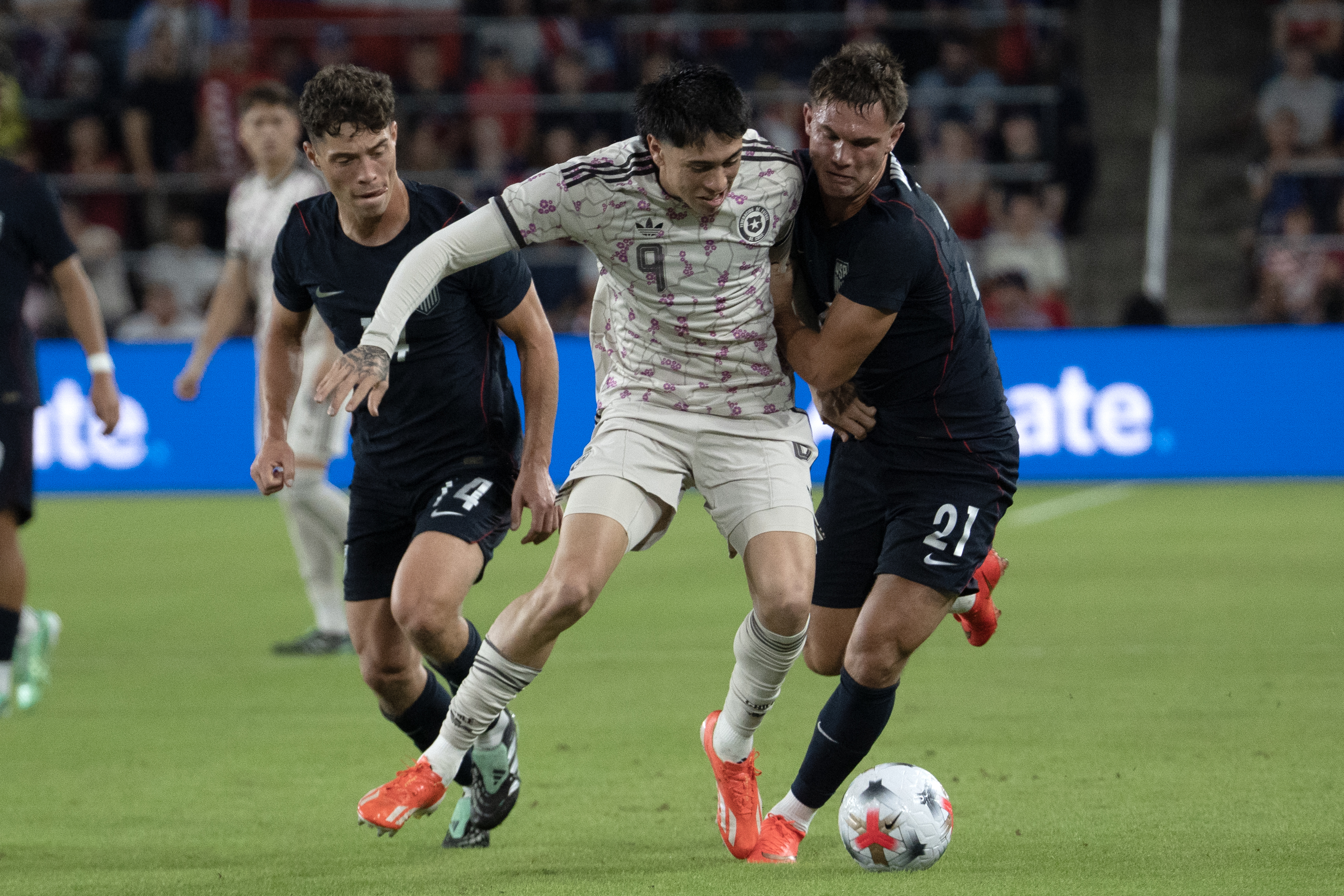 Estados Unidos perfecto golea 4-2 a Chile en partido que acabó en bronca
