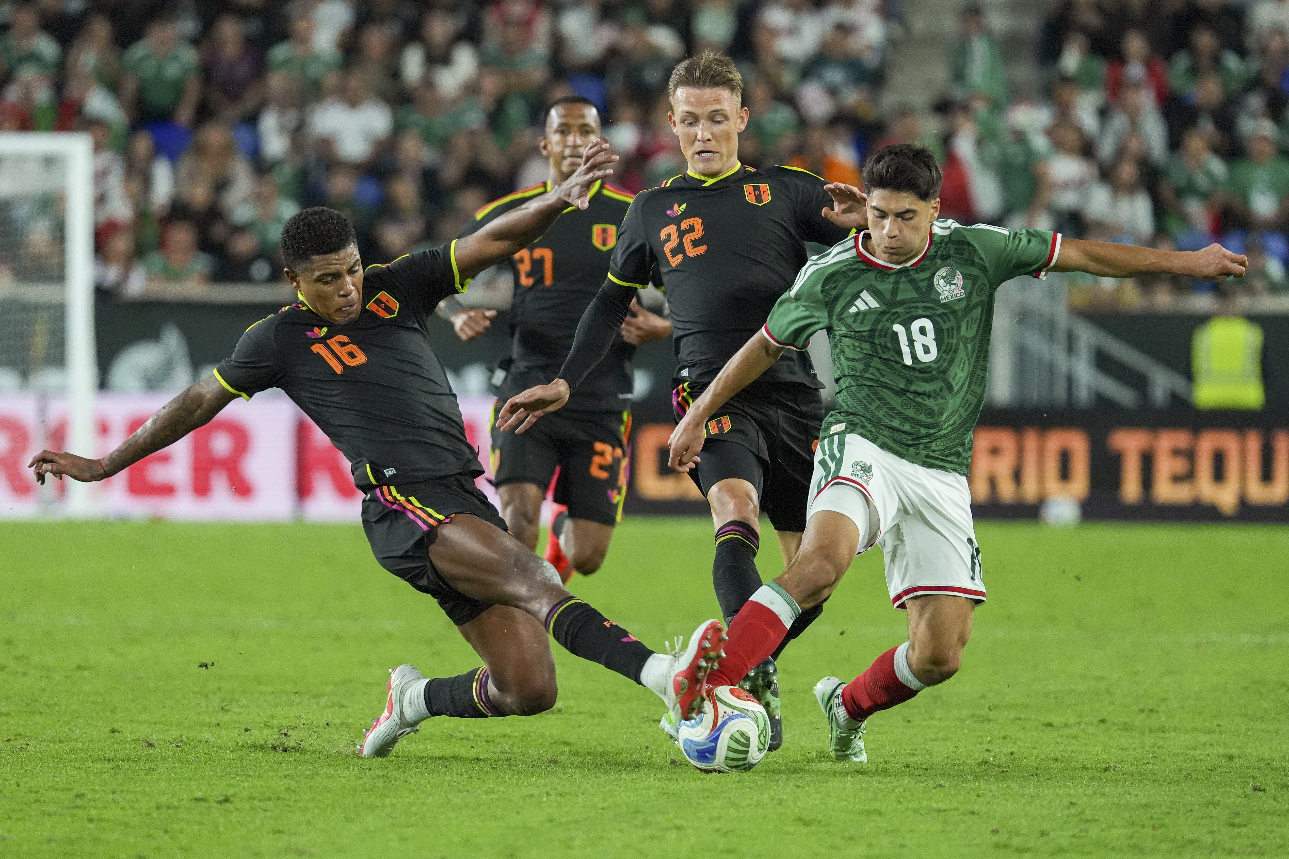 México y Perú empatan en un intenso partido en Nueva Jersey