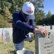 Voluntarios de Long Island rinden homenaje a víctimas del 9/11 en el cementerio de Calverton y restauran las tumbas de héroes