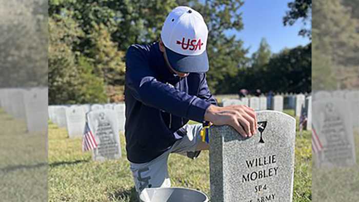 Voluntarios de Long Island rinden homenaje a víctimas del 9/11 en el cementerio de Calverton y restauran las tumbas de héroes