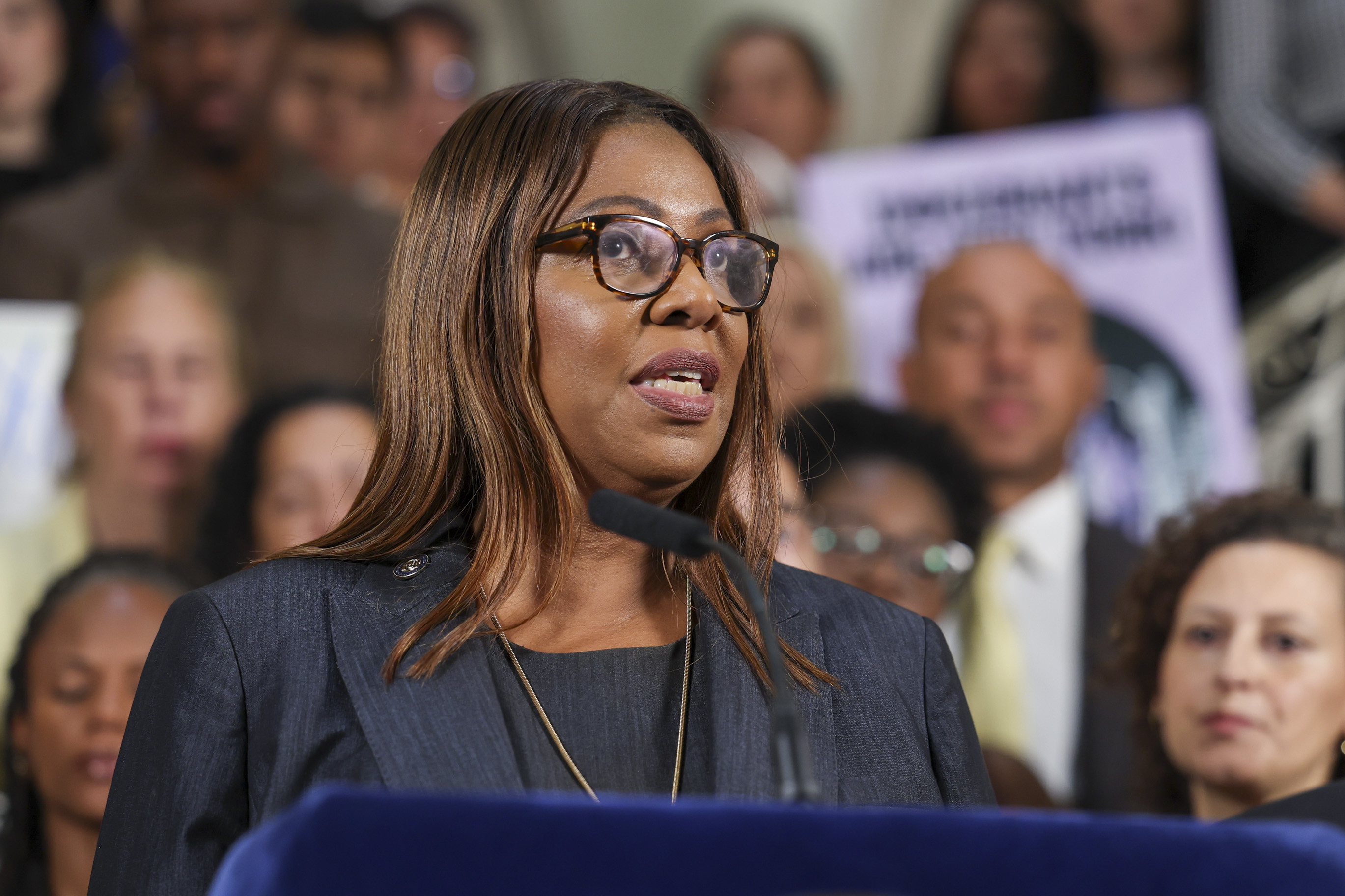 Nueva York demanda al gobierno de Trump por regla de "carga pública" que negaría tarjetas de residencia a inmigrantes