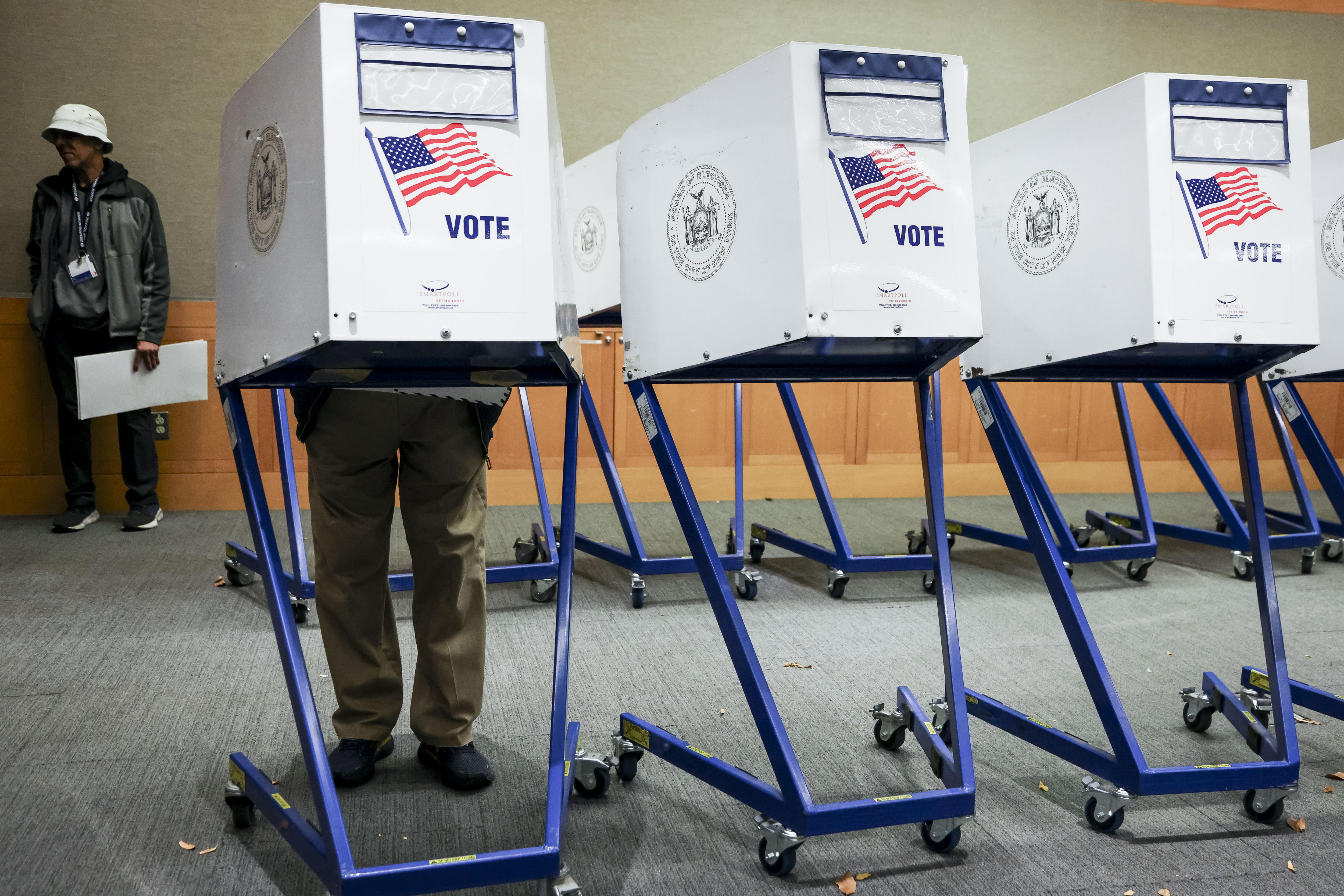 Demandan al gobierno de Trump ante amenaza de agentes federales en centros de votación