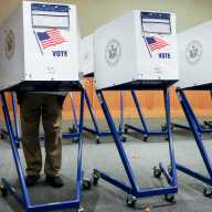 Demandan al gobierno de Trump ante amenaza de agentes federales en centros de votación