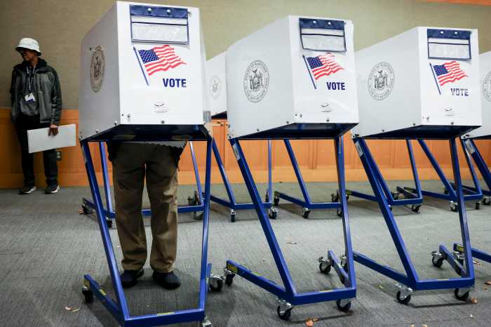 Demandan al gobierno de Trump ante amenaza de agentes federales en centros de votación