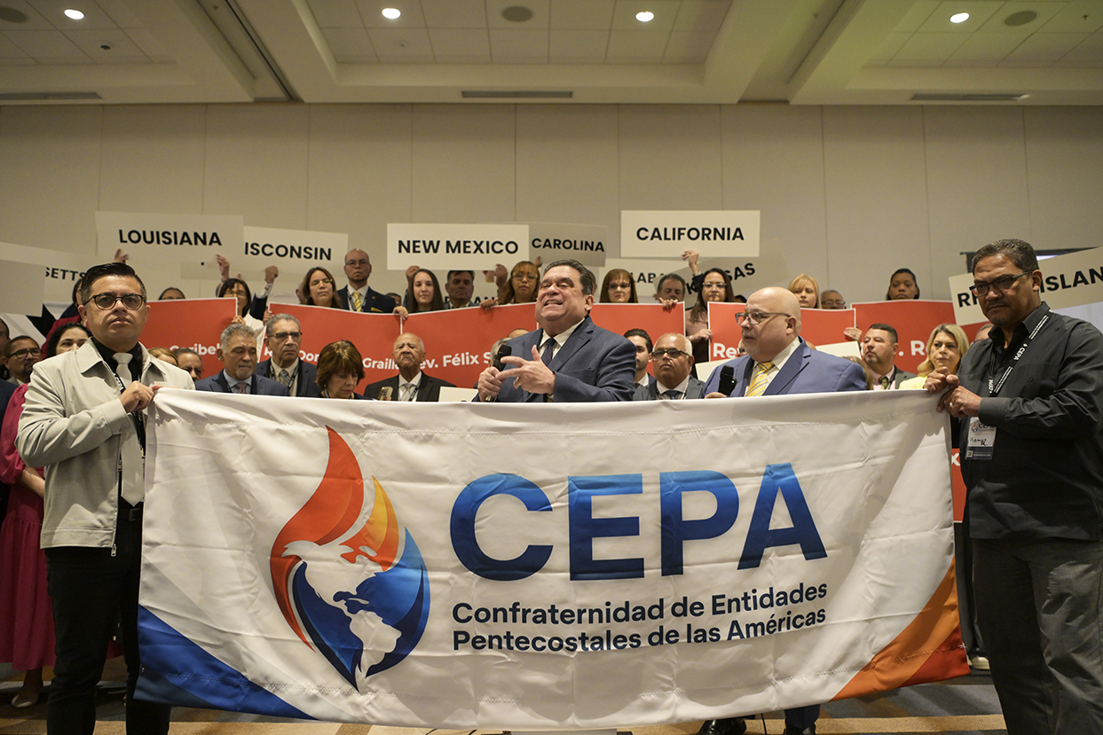 Líderes religiosos piden a Trump extender el TPS para salvadoreños un día antes de su fin
