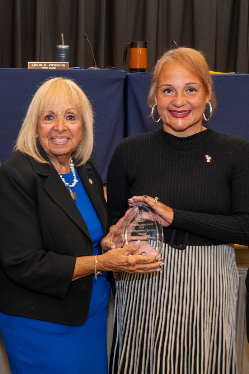 El Town de Islip celebra el "Mes de la Herencia Hispana" y honra a hispanos destacados