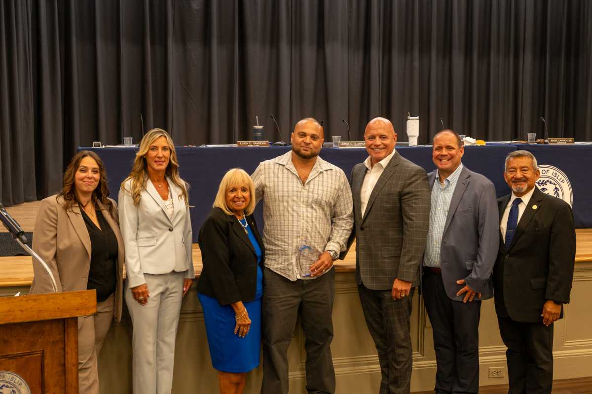 El Town de Islip celebra el "Mes de la Herencia Hispana" y honra a hispanos destacados