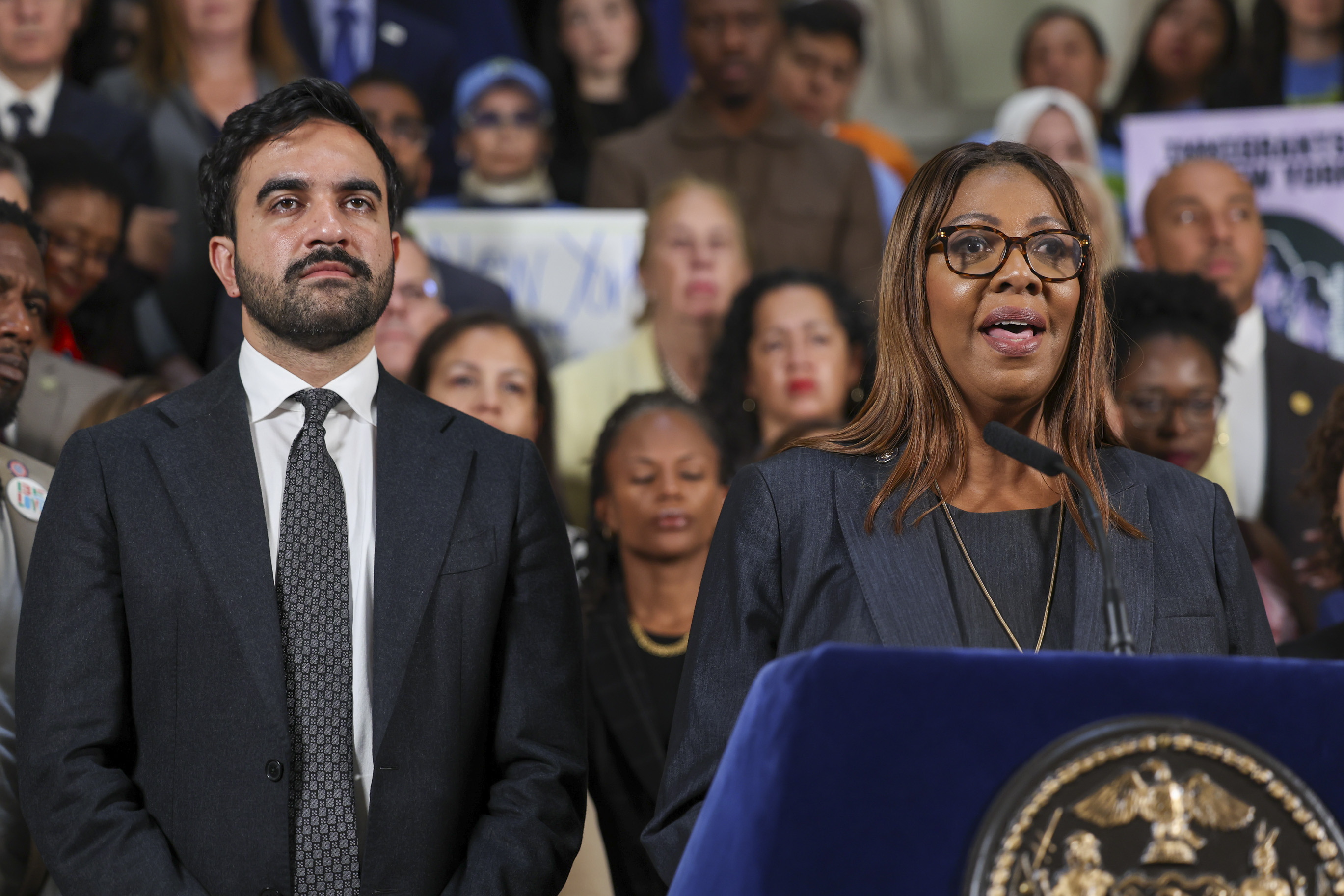 Nueva York demanda al gobierno de Trump por regla de "carga pública" que negaría tarjetas de residencia a inmigrantes
