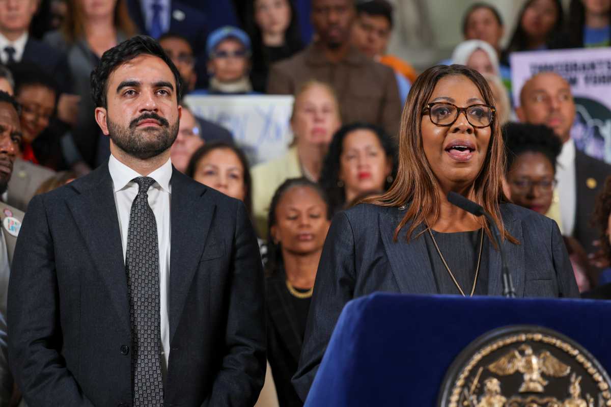 Nueva York demanda al gobierno de Trump por regla de "carga pública" que negaría tarjetas de residencia a inmigrantes