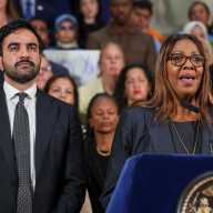 Nueva York demanda al gobierno de Trump por regla de "carga pública" que negaría tarjetas de residencia a inmigrantes
