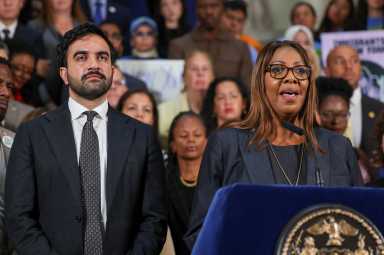 Nueva York demanda al gobierno de Trump por regla de "carga pública" que negaría tarjetas de residencia a inmigrantes