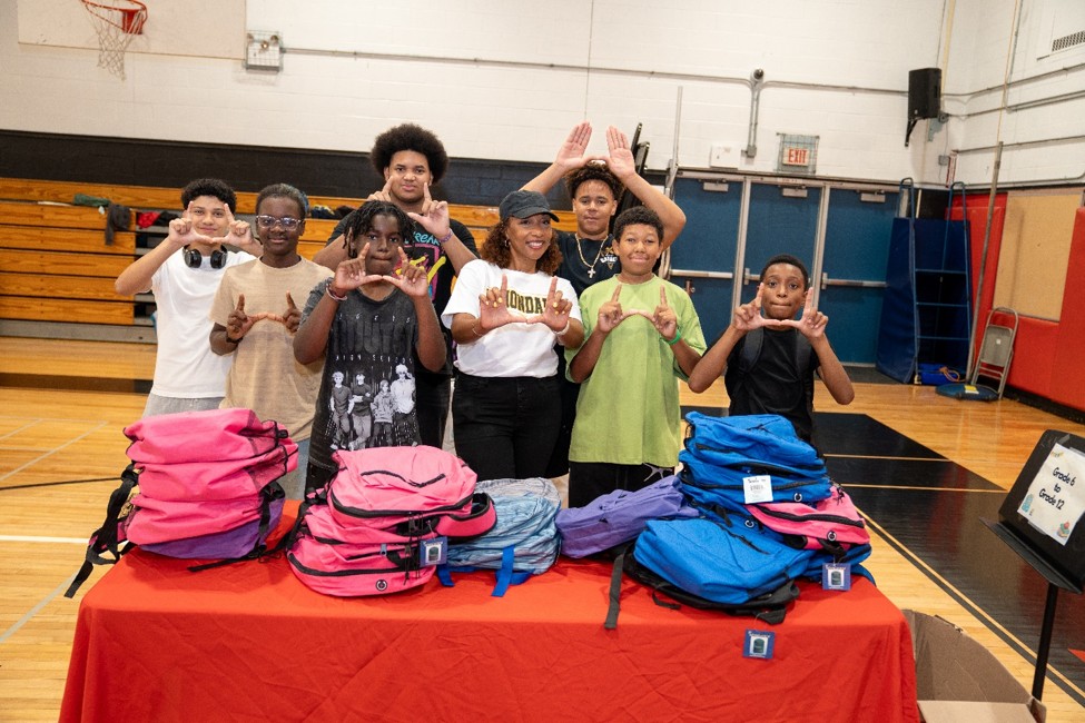 Exitosa entrega de mochilas gratuitas con útiles escolares a estudiantes de Uniondale