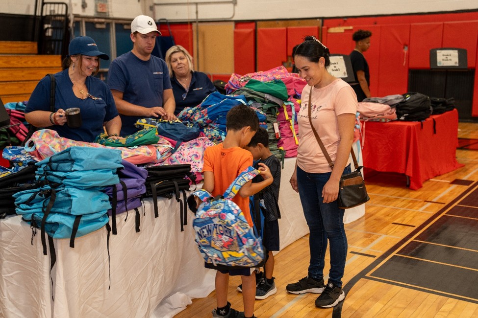 Exitosa entrega de mochilas gratuitas con útiles escolares a estudiantes de Uniondale