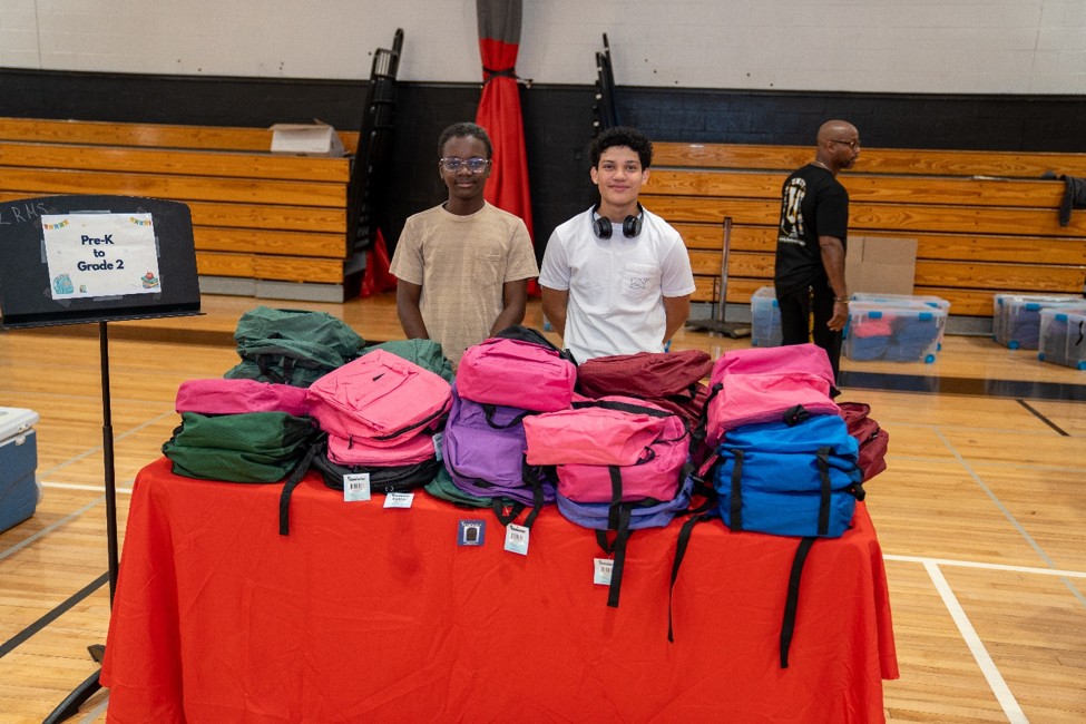 Exitosa entrega de mochilas gratuitas con útiles escolares a estudiantes de Uniondale