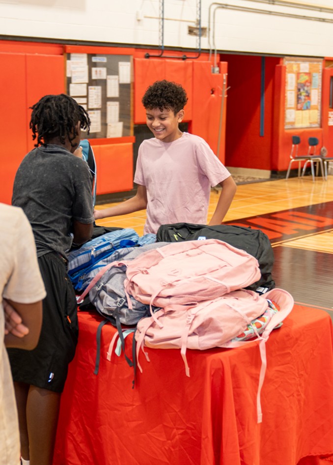 Exitosa entrega de mochilas gratuitas con útiles escolares a estudiantes de Uniondale