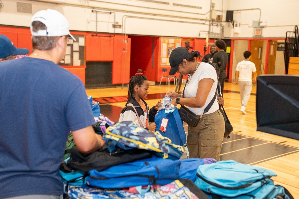 Exitosa entrega de mochilas gratuitas con útiles escolares a estudiantes de Uniondale