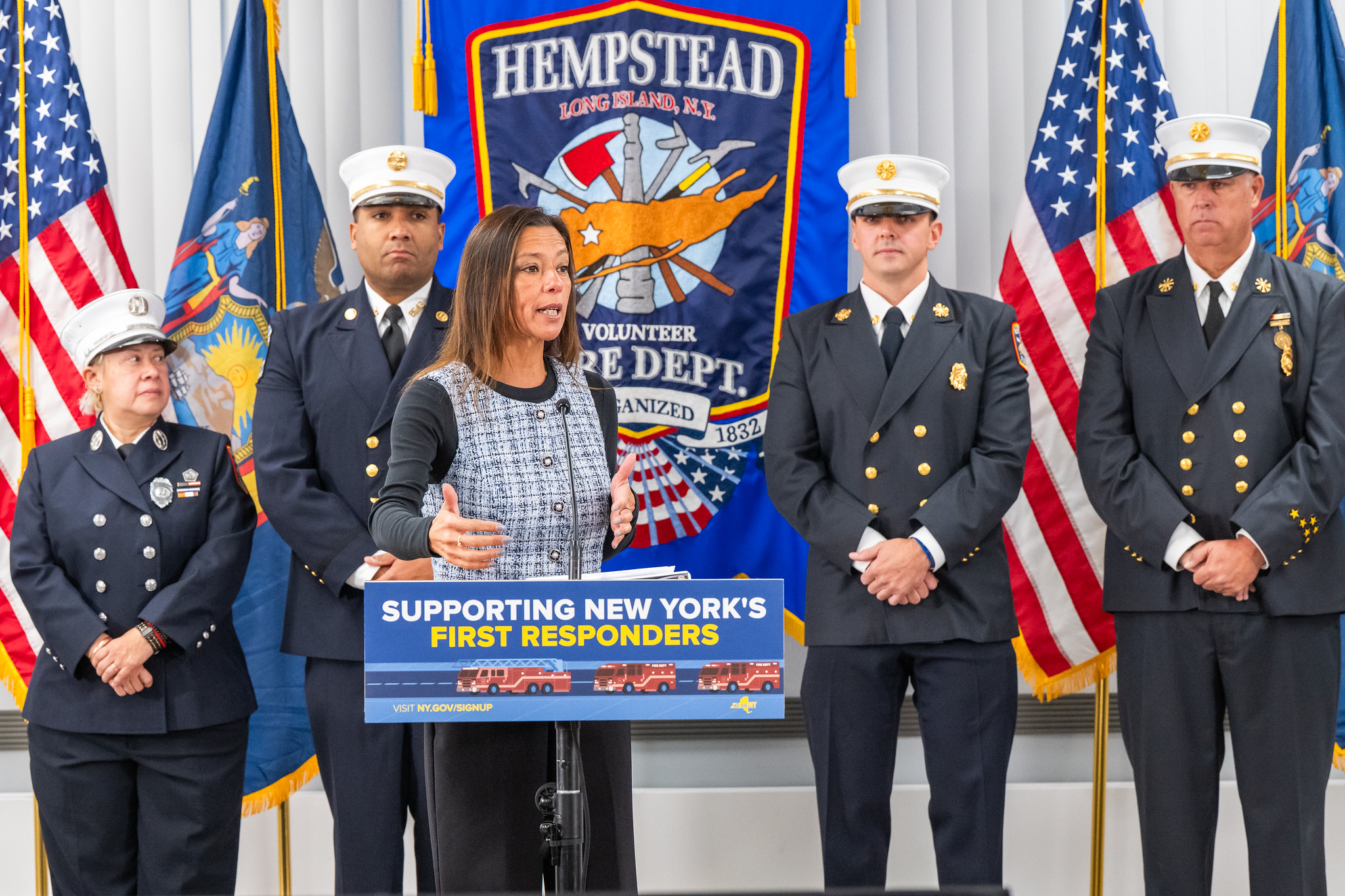 Promulgan legislación de senadora Martínez que cuadruplica el crédito fiscal para bomberos y personal de emergencias