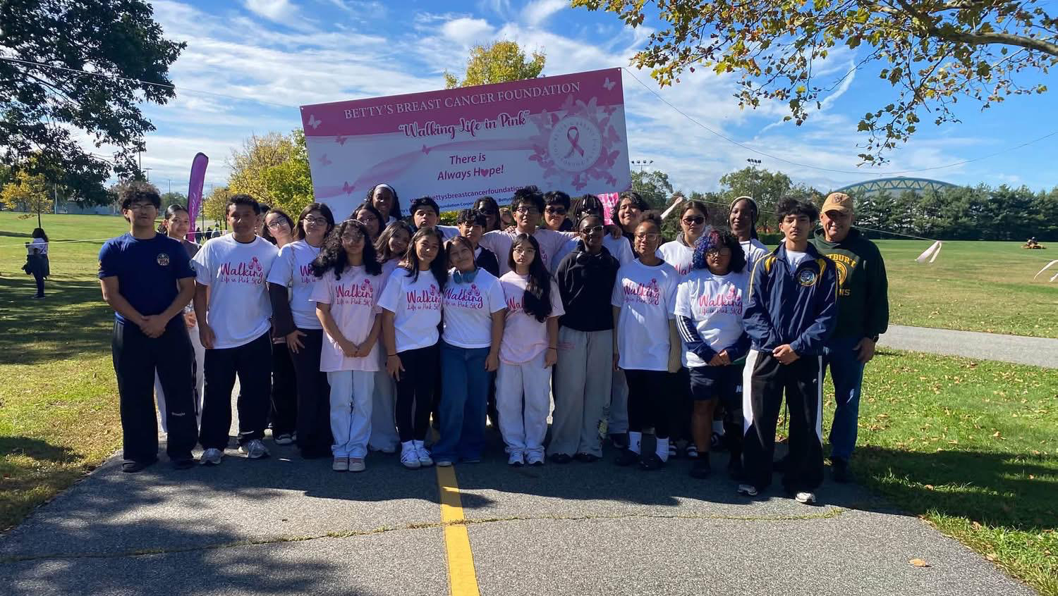 Caminata por la vida de Betty’s Breast Cancer Foundation reúne a la comunidad en Eisenhower Park