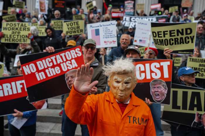 La aprobación de Trump cae a su mínimo histórico a semanas de las elecciones de medio mandato