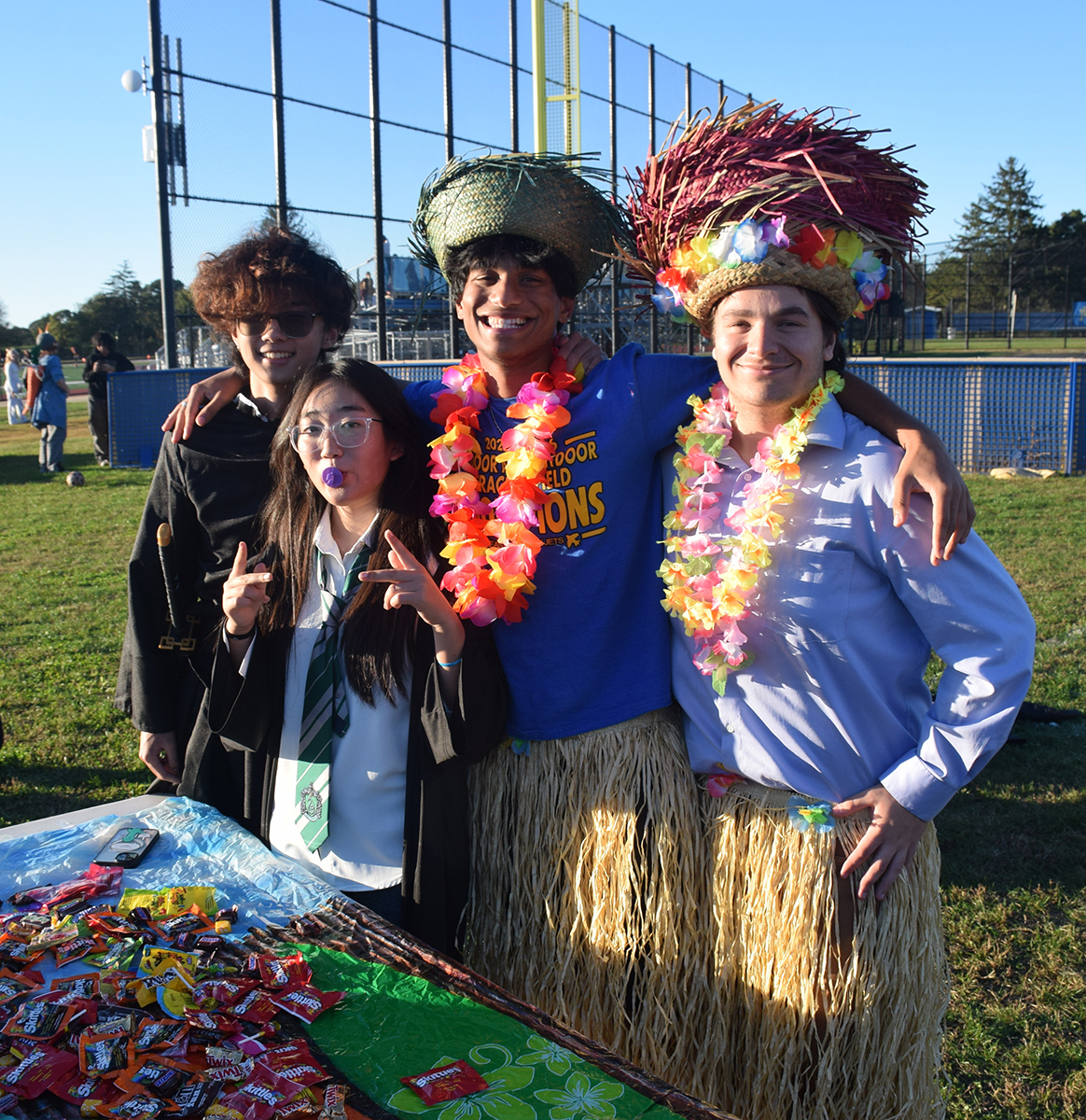 Disfraces y dulces en divertido evento "Safe Halloween" de East Meadow High School