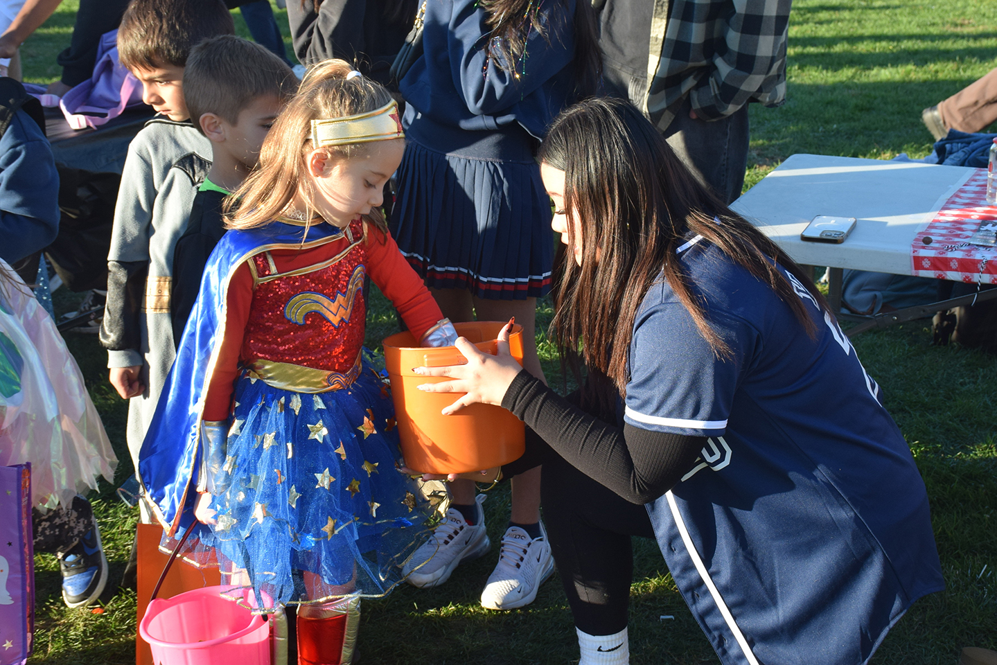 Disfraces y dulces en divertido evento "Safe Halloween" de East Meadow High School