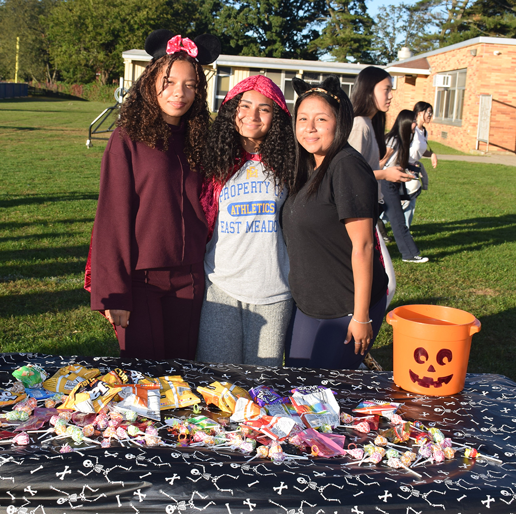 Disfraces y dulces en divertido evento "Safe Halloween" de East Meadow High School
