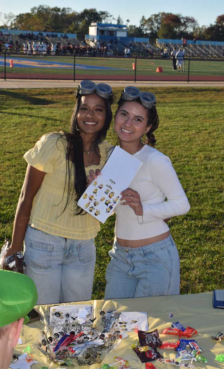 Disfraces y dulces en divertido evento "Safe Halloween" de East Meadow High School