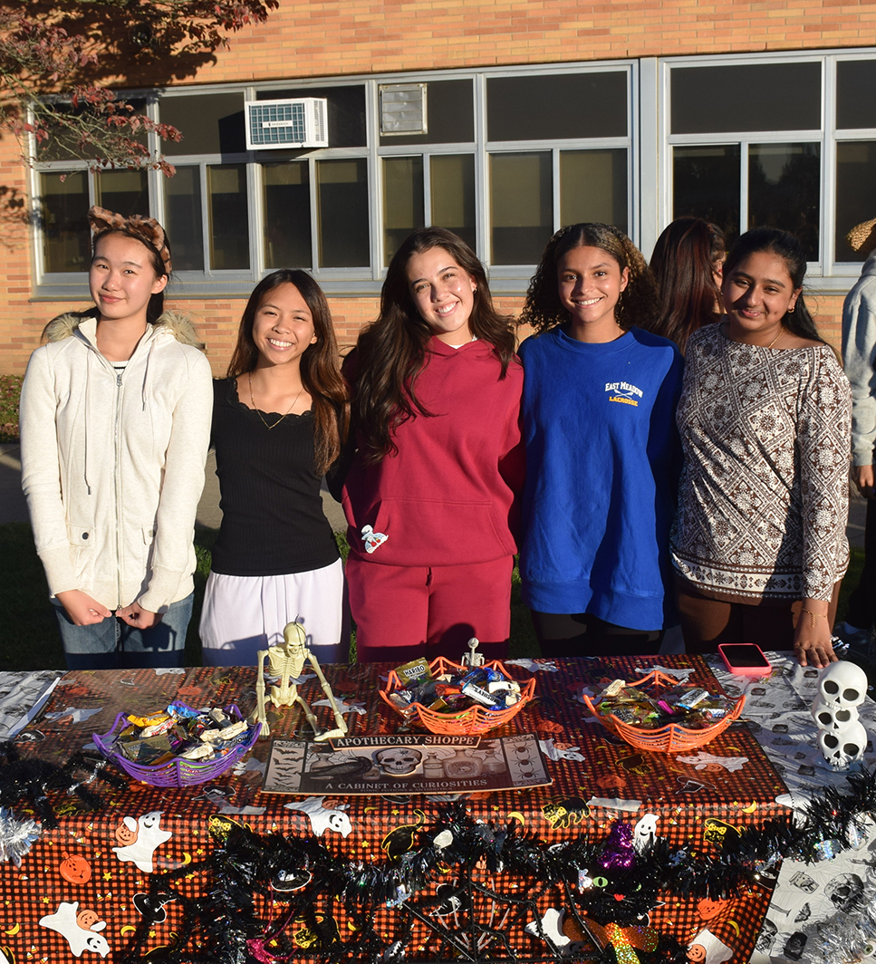 Disfraces y dulces en divertido evento "Safe Halloween" de East Meadow High School