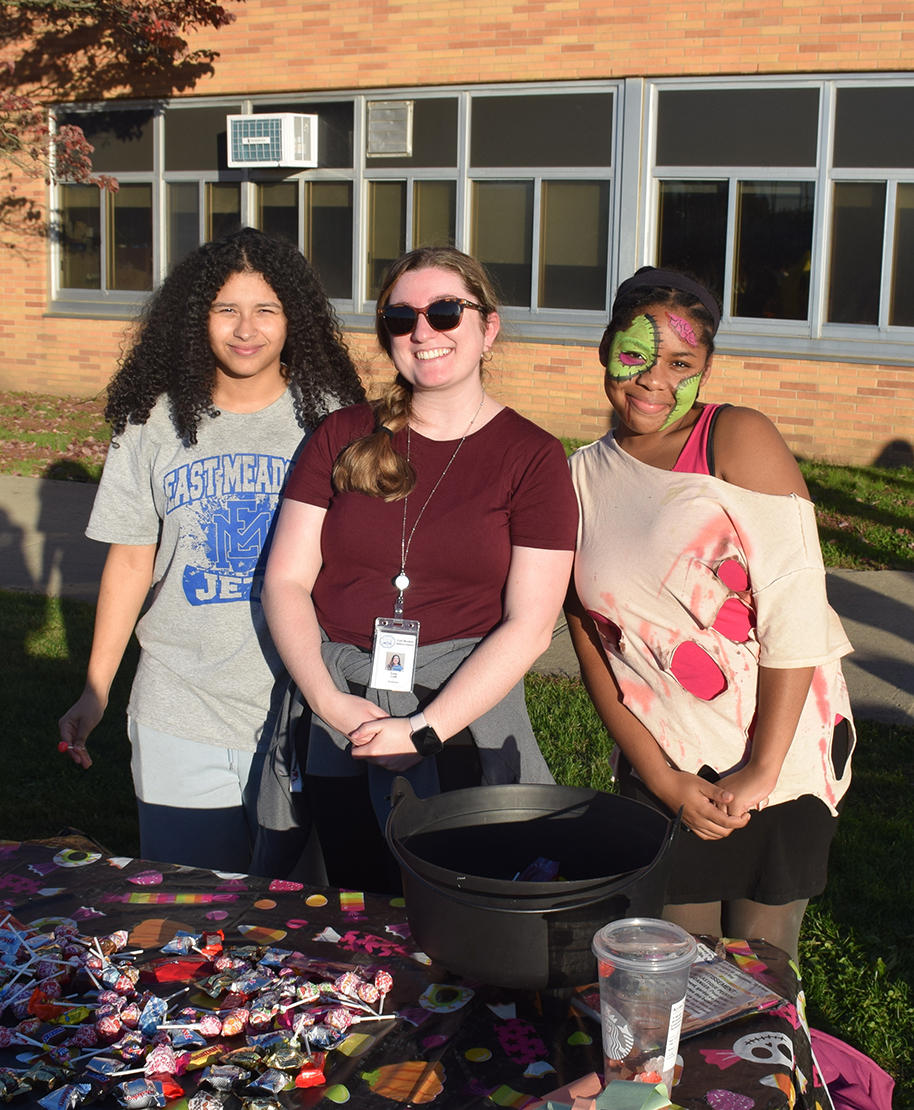Disfraces y dulces en divertido evento "Safe Halloween" de East Meadow High School