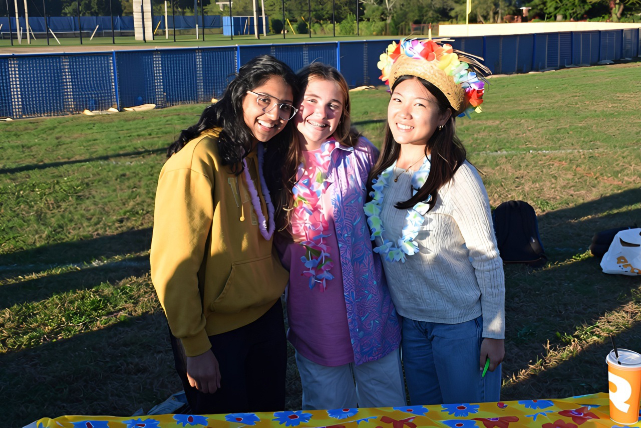 Disfraces y dulces en divertido evento "Safe Halloween" de East Meadow High School