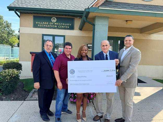 Legisladora Russell entrega 150,000 dólares para mejoras en el Centro Recreativo de Westbury