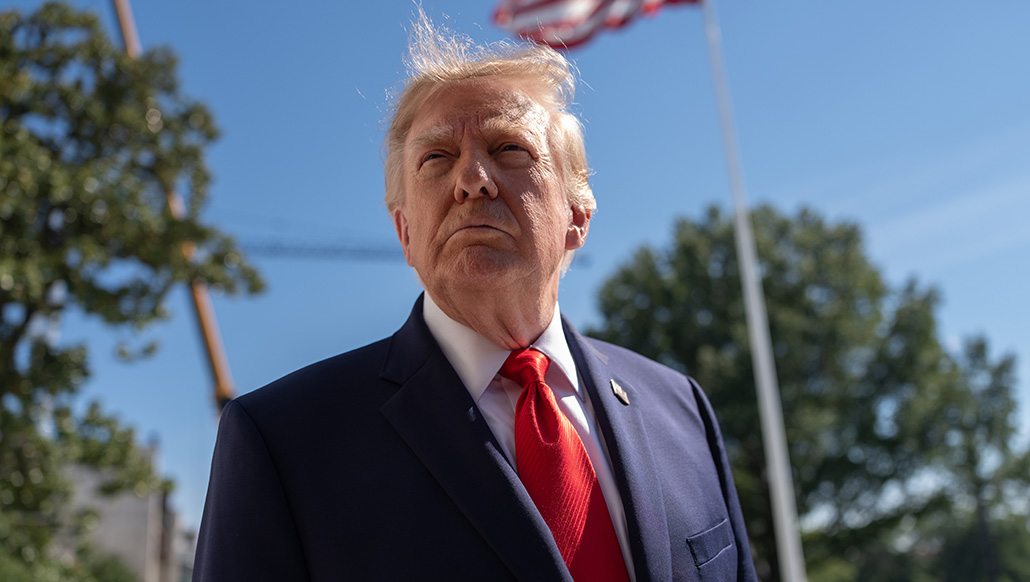 Trump pierde apoyo entre los votantes latinos a un mes de las elecciones legislativas, según un sondeo