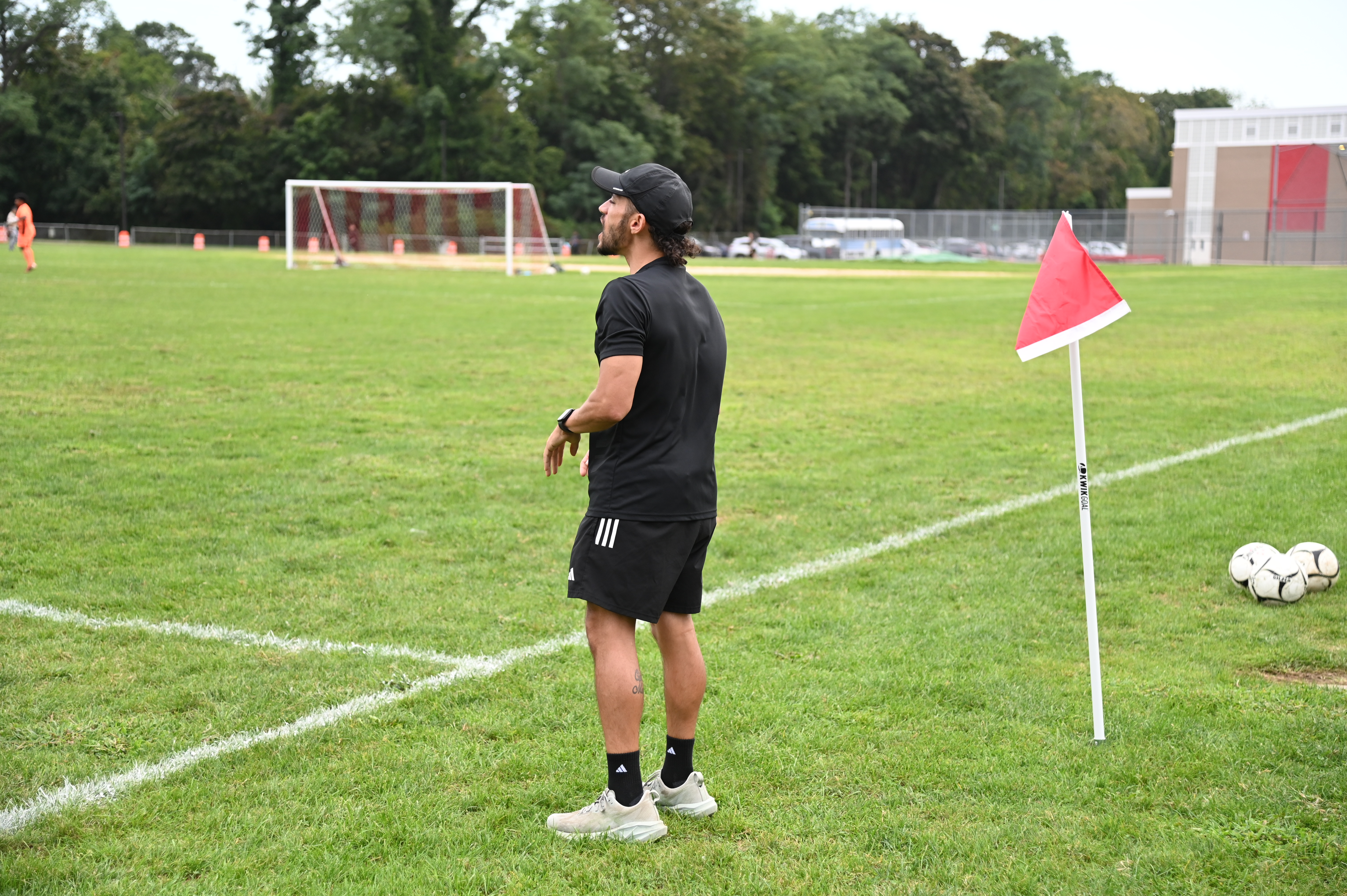 El entrenador de fútbol de Amityville, Mike Abbondondolo, celebra su victoria número 200 en su carrera