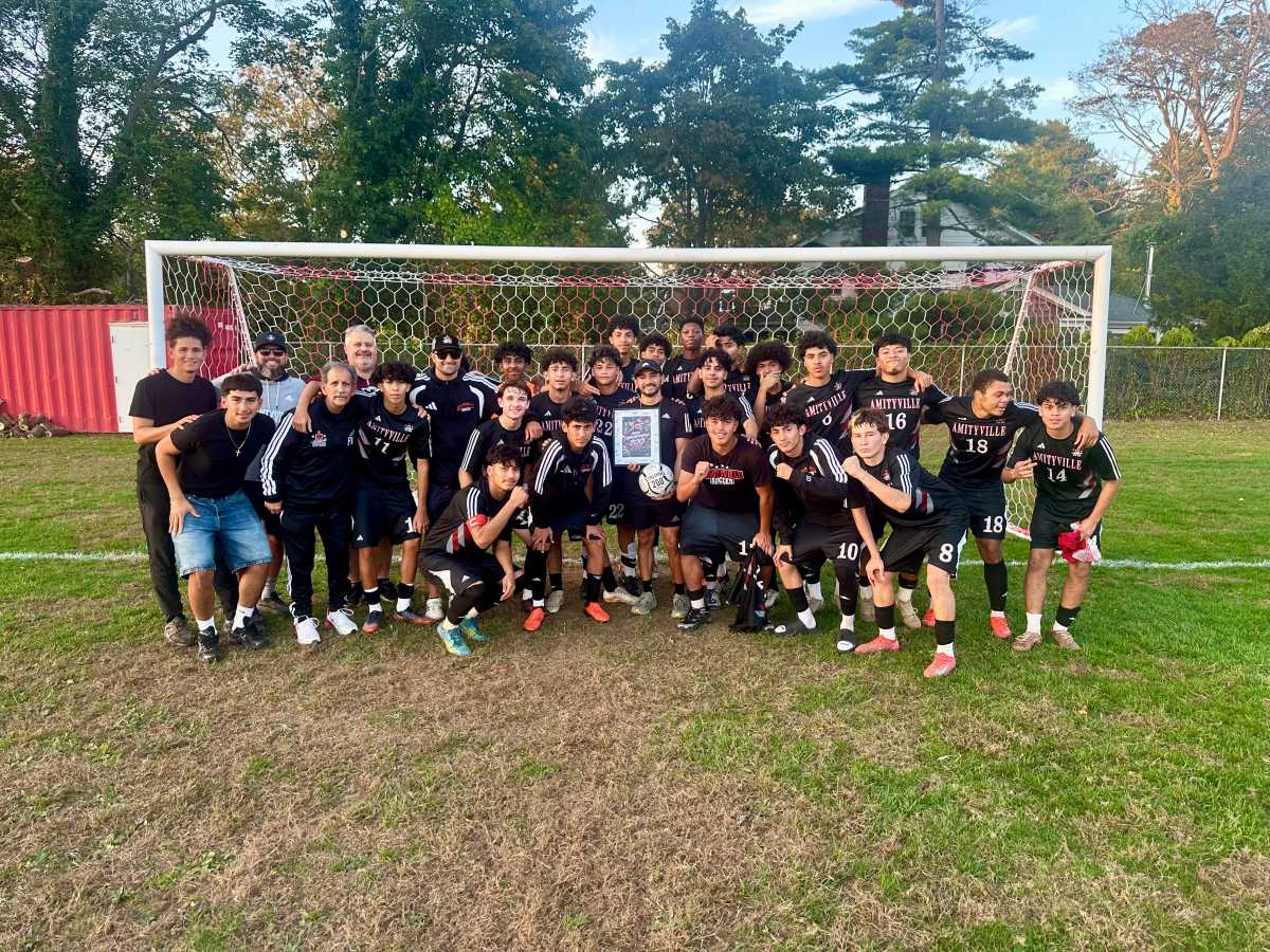 El entrenador de fútbol de Amityville, Mike Abbondondolo, celebra su victoria número 200 en su carrera