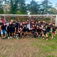 El entrenador de fútbol de Amityville, Mike Abbondondolo, celebra su victoria número 200 en su carrera