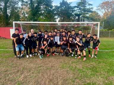 El entrenador de fútbol de Amityville, Mike Abbondondolo, celebra su victoria número 200 en su carrera