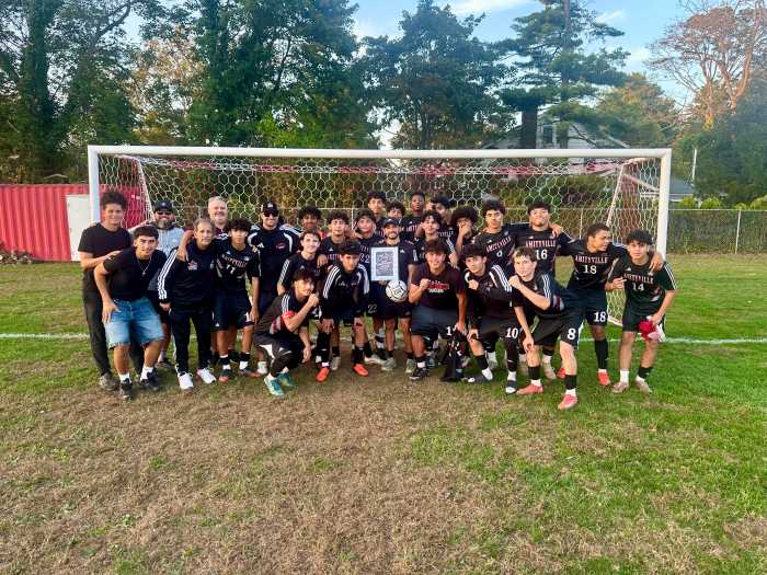 El entrenador de fútbol de Amityville, Mike Abbondondolo, celebra su victoria número 200 en su carrera