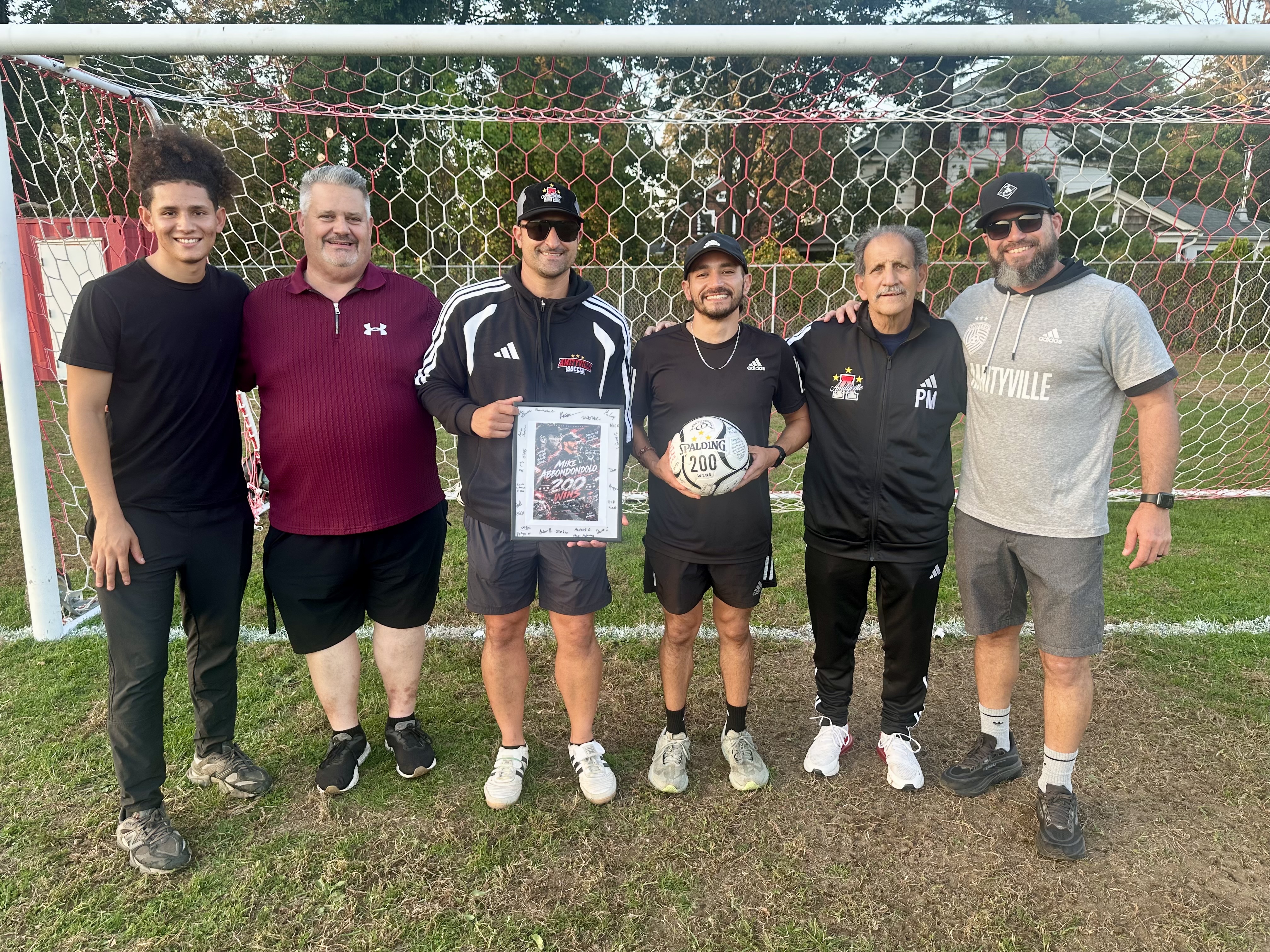 El entrenador de fútbol de Amityville, Mike Abbondondolo, celebra su victoria número 200 en su carrera