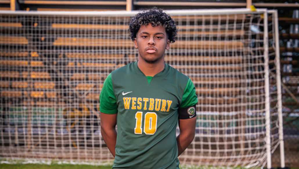 Estudiante de Westbury High School entre los mejores jugadores de fútbol en Long Island