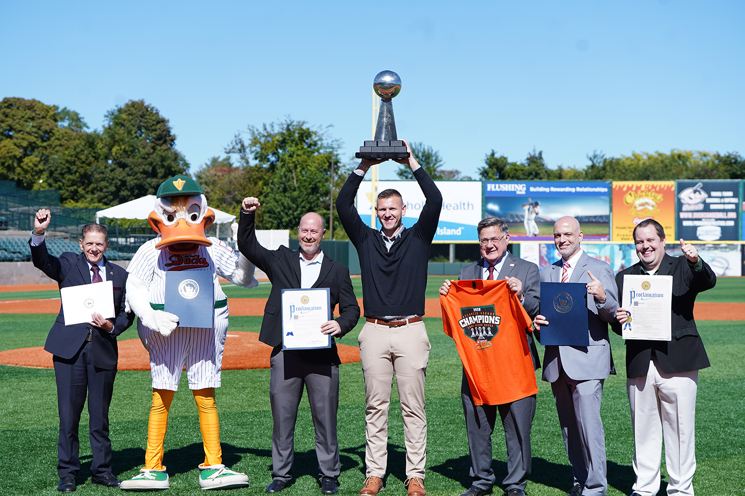 El ejecutivo de Suffolk rinde homenaje a los campeones Long Island Ducks