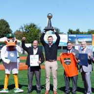El ejecutivo de Suffolk rinde homenaje a los campeones Long Island Ducks