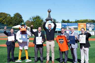 El ejecutivo de Suffolk rinde homenaje a los campeones Long Island Ducks