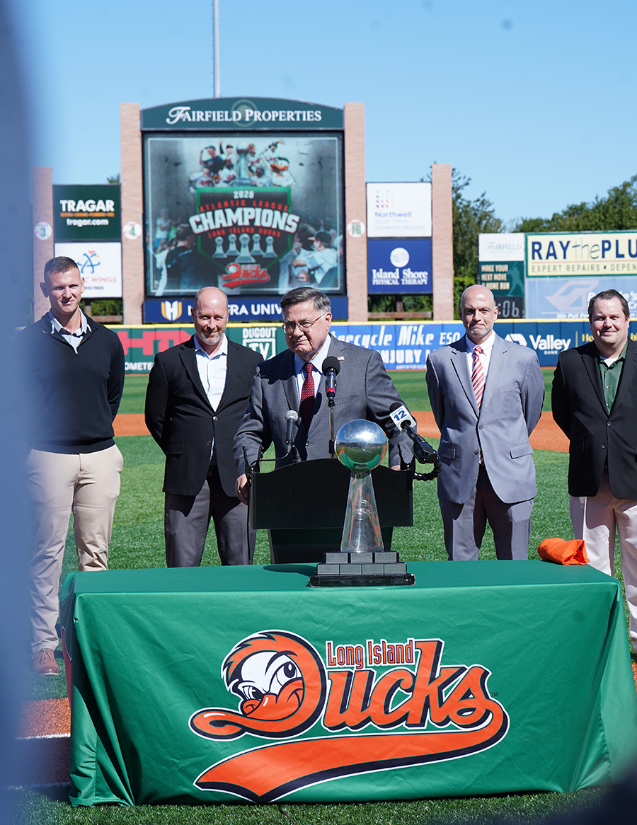 El ejecutivo de Suffolk rinde homenaje a los campeones Long Island Ducks