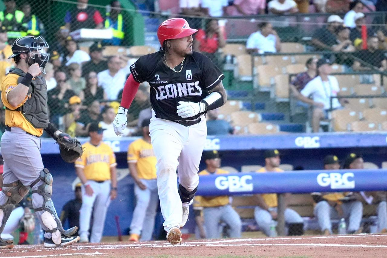 La liga de béisbol dominicano LIDOM enciende la batalla por la corona