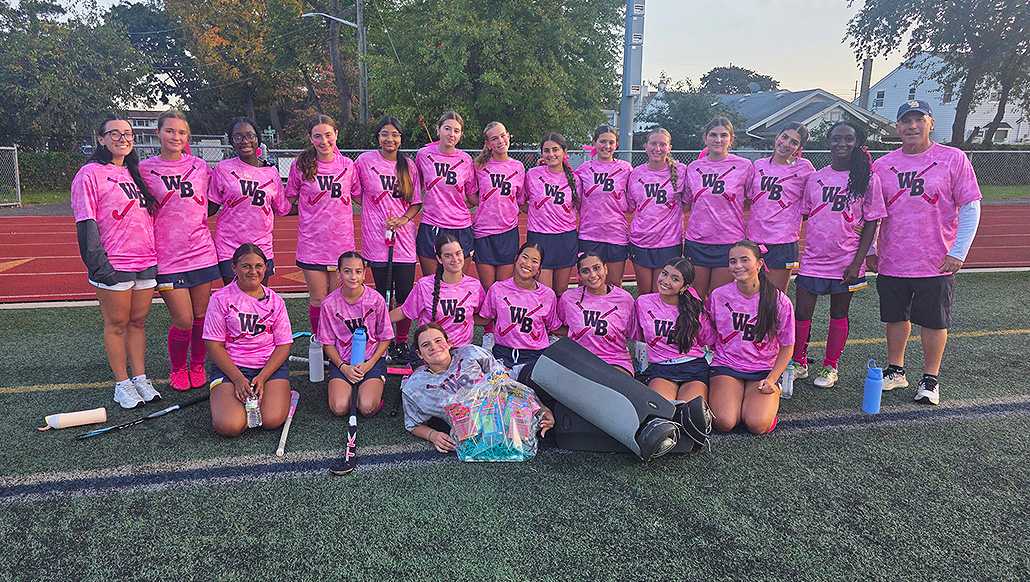 Equipo de hockey de West Babylon se viste de rosa en evento benéfico contra el cáncer de mama